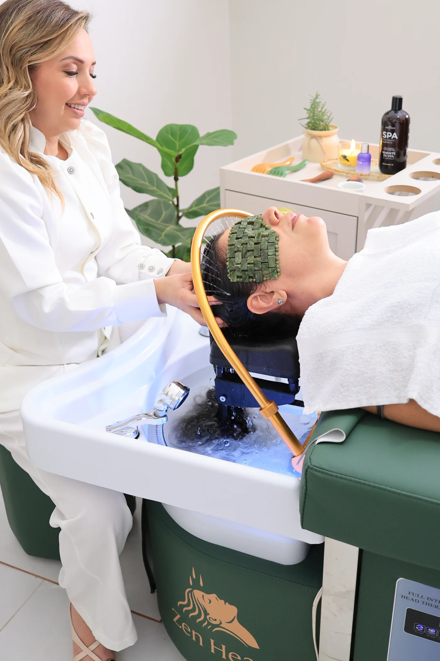 Daiane Carneiro realizando terapia capilar em uma cliente